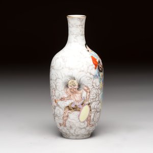 A Chinese famille rose and grisaille 'Zhongkui' vase, Daoguang mark, 20th C. — 照片 4