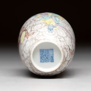 A Chinese famille rose and grisaille 'Zhongkui' vase, Daoguang mark, 20th C. — 照片 6