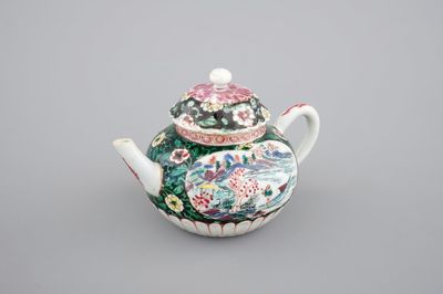 A Chinese famille rose and noire teapot with cover, Yongzheng, 1722-1735