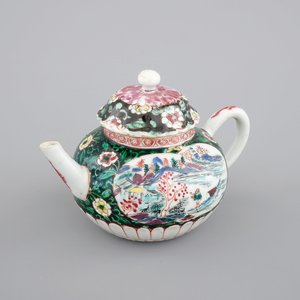 A Chinese famille rose and noire teapot with cover, Yongzheng, 1722-1735 — 照片 1
