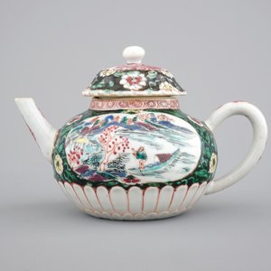 A Chinese famille rose and noire teapot with cover, Yongzheng, 1722-1735 — 照片 2