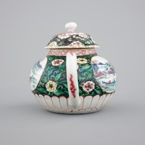 A Chinese famille rose and noire teapot with cover, Yongzheng, 1722-1735 — 照片 3