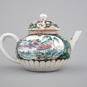 A Chinese famille rose and noire teapot with cover, Yongzheng, 1722-1735 — 照片 4