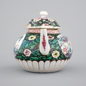 A Chinese famille rose and noire teapot with cover, Yongzheng, 1722-1735 — 照片 5