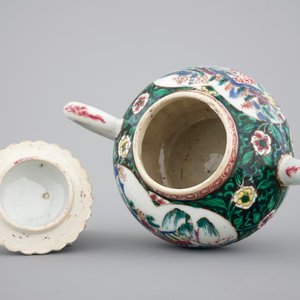 A Chinese famille rose and noire teapot with cover, Yongzheng, 1722-1735 — 照片 6