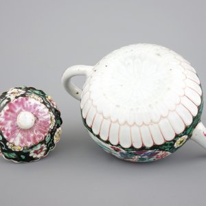 A Chinese famille rose and noire teapot with cover, Yongzheng, 1722-1735 — 照片 7