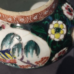 A Chinese famille rose and noire teapot with cover, Yongzheng, 1722-1735 — 照片 8