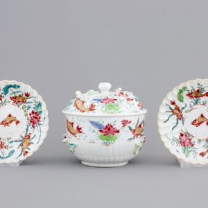 A Chinese famille rose and relief box and cover and two saucers with fish, Yongzheng, 1722-1735 — 照片 1