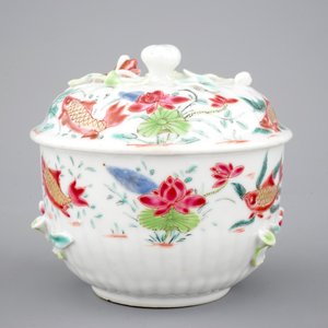 A Chinese famille rose and relief box and cover and two saucers with fish, Yongzheng, 1722-1735 — 照片 2
