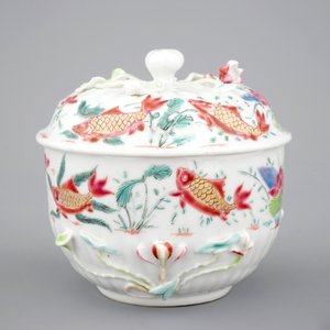A Chinese famille rose and relief box and cover and two saucers with fish, Yongzheng, 1722-1735 — 照片 3
