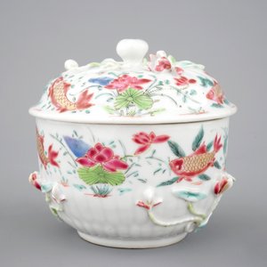 A Chinese famille rose and relief box and cover and two saucers with fish, Yongzheng, 1722-1735 — 照片 4