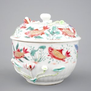 A Chinese famille rose and relief box and cover and two saucers with fish, Yongzheng, 1722-1735 — 照片 5