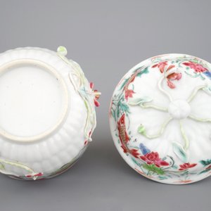 A Chinese famille rose and relief box and cover and two saucers with fish, Yongzheng, 1722-1735 — 照片 7