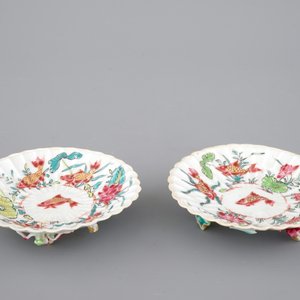 A Chinese famille rose and relief box and cover and two saucers with fish, Yongzheng, 1722-1735 — 照片 8