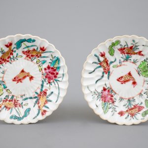 A Chinese famille rose and relief box and cover and two saucers with fish, Yongzheng, 1722-1735 — 照片 9