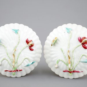 A Chinese famille rose and relief box and cover and two saucers with fish, Yongzheng, 1722-1735 — 照片 10