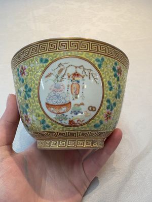 A Chinese famille rose 'antiquities' bowl, Tongzhi mark, 20th C. — photo 1