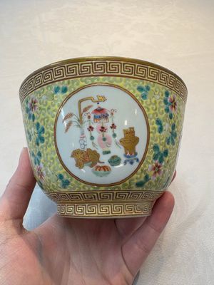 A Chinese famille rose 'antiquities' bowl, Tongzhi mark, 20th C. — photo 2