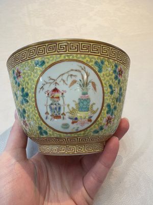 A Chinese famille rose 'antiquities' bowl, Tongzhi mark, 20th C. — photo 3