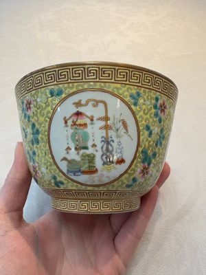 A Chinese famille rose 'antiquities' bowl, Tongzhi mark, 20th C. — photo 4