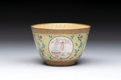 A Chinese famille rose 'antiquities' bowl, Tongzhi mark, 20th C.