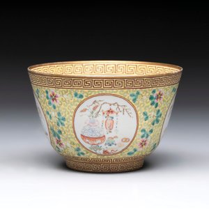 A Chinese famille rose 'antiquities' bowl, Tongzhi mark, 20th C. — photo 1