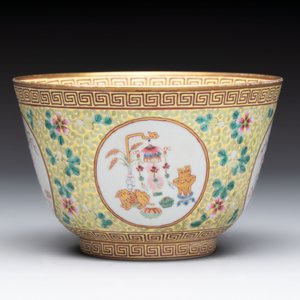 A Chinese famille rose 'antiquities' bowl, Tongzhi mark, 20th C. — photo 2