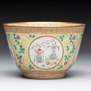 A Chinese famille rose 'antiquities' bowl, Tongzhi mark, 20th C. — photo 3