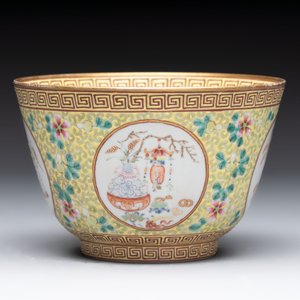 A Chinese famille rose 'antiquities' bowl, Tongzhi mark, 20th C. — photo 4