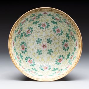A Chinese famille rose 'antiquities' bowl, Tongzhi mark, 20th C. — photo 5