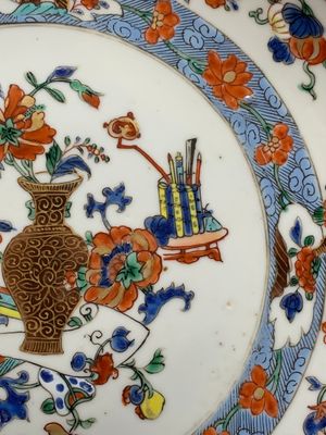 A Chinese famille rose 'antiquities' dish and two plates, Yongzheng/Qianlong — photo 7