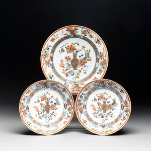 A Chinese famille rose 'antiquities' dish and two plates, Yongzheng/Qianlong — photo 1