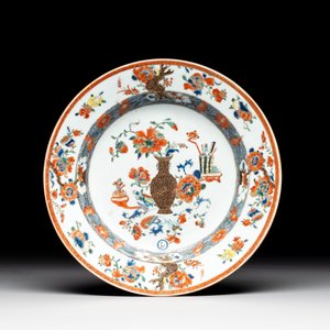 A Chinese famille rose 'antiquities' dish and two plates, Yongzheng/Qianlong — photo 2