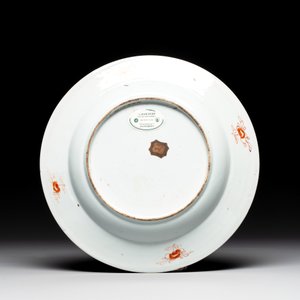A Chinese famille rose 'antiquities' dish and two plates, Yongzheng/Qianlong — photo 3