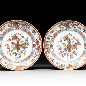 A Chinese famille rose 'antiquities' dish and two plates, Yongzheng/Qianlong — photo 4