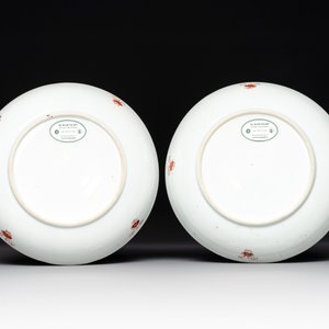 A Chinese famille rose 'antiquities' dish and two plates, Yongzheng/Qianlong — photo 5