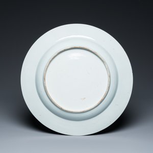 A Chinese famille rose 'antiquities' dish, Qianlong — 照片 2