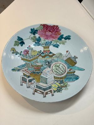 A Chinese famille rose 'Antiquities' dish, Tongzhi mark, 19/20th C. — foto 1