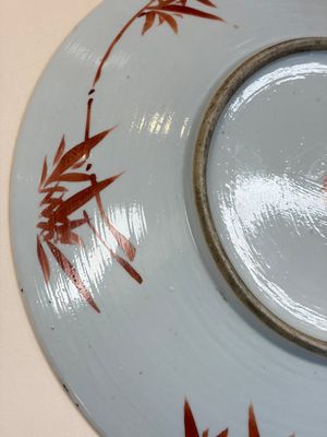 A Chinese famille rose 'Antiquities' dish, Tongzhi mark, 19/20th C. — foto 11