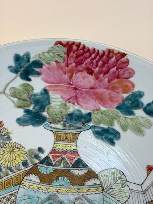 A Chinese famille rose 'Antiquities' dish, Tongzhi mark, 19/20th C. — foto 2
