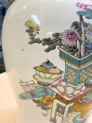 A Chinese famille rose 'Antiquities' dish, Tongzhi mark, 19/20th C. — foto 22