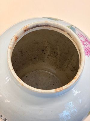 A Chinese famille rose 'Antiquities' dish, Tongzhi mark, 19/20th C. — foto 28