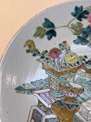 A Chinese famille rose 'Antiquities' dish, Tongzhi mark, 19/20th C. — foto 3