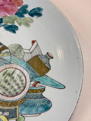 A Chinese famille rose 'Antiquities' dish, Tongzhi mark, 19/20th C. — foto 4