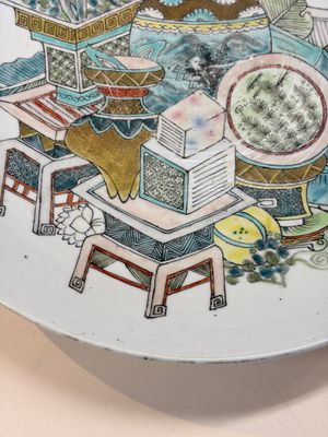 A Chinese famille rose 'Antiquities' dish, Tongzhi mark, 19/20th C. — foto 5
