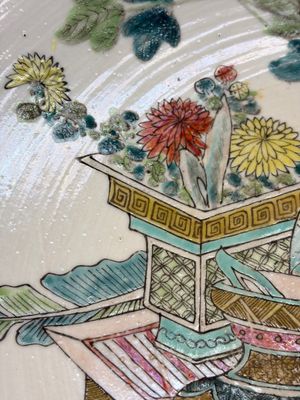 A Chinese famille rose 'Antiquities' dish, Tongzhi mark, 19/20th C. — foto 6