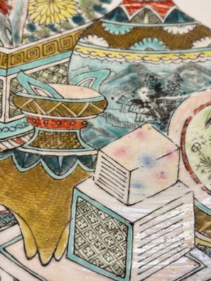 A Chinese famille rose 'Antiquities' dish, Tongzhi mark, 19/20th C. — foto 7