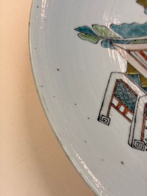 A Chinese famille rose 'Antiquities' dish, Tongzhi mark, 19/20th C. — foto 9
