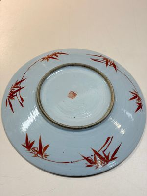 A Chinese famille rose 'Antiquities' dish, Tongzhi mark, 19/20th C. — foto 10