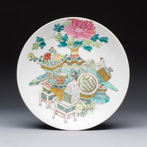 A Chinese famille rose 'Antiquities' dish, Tongzhi mark, 19/20th C. — foto 1